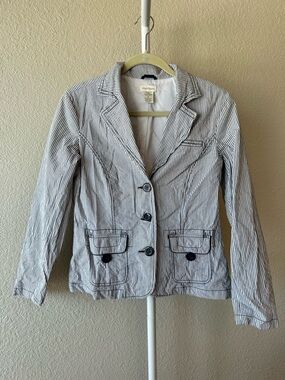 Maurice’s blue and white pin stripe fitted blazer size medium
